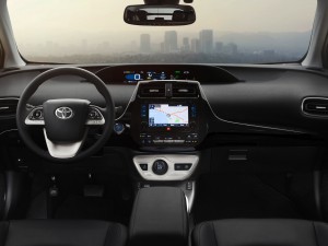 Schlicht: Das Cockpit des neuen Toyota Prius wirkt auf den ersten Blick eher nüchtern. (Werksfoto)