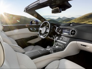 Eine umfangreiche Individualisierung des Innenraums im neuen Mercedes-Benz SL ist durch die breite Auswahl an Lederauskleidungen und Zierelementen möglich. (Werksfoto)