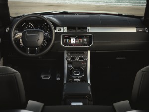 Wo kein Dach, da viel Licht: Klare Linien und aufgeräumtes Design im nach oben offenen Interieur des neuen Range Rover Evoque Cabrio. (Werksfoto)