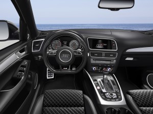 Auch das Interieur des Audi SQ5 plus wurde weiter aufgewertet – unter anderem mit Leder-Armauflagen in den Türverkleidungen. (Werksfoto)