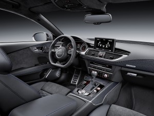 Audi RS7 performance: RS‑Sportsitze mit ausgeprägten Seitenwangen und integrierten Kopfstützen, Kniepads in Alcantara und Dekoreinlagen in Carbon Köper blau mach das Innenleben von beiden neuen Performancemodellen noch sportlicher. (Werksfoto)