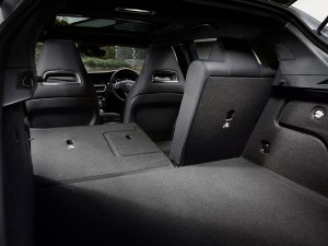 Einladend: Für größeres Premiumgepäck kann die Rücksitzlehne im Infiniti Q30 geteilt umgelegt werden. (Werksfoto)