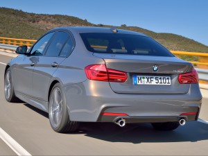 Die breiten Rückleuchten mit neuer Grafik sind beim neuen BMW 3er serienmäßig in LED-Technologie.(Werksfoto)