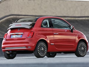 Oben ohne: Als 500C gibt es den neuen kleinen Fiat nach wie vor auch oben zum Öffnen – Hauptsache, der Himmel ist „azzurro“. (Werksfoto)