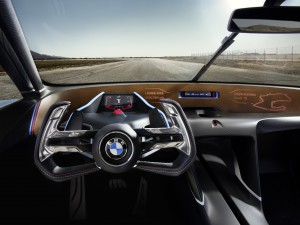 Für eine nahtlose Integration des Fahrers in das Fahrzeug dachten die Designer weit über die BMW typische Fahrerorientierung hinaus – bis hin zu Anzug und Helm. (Werksfoto)