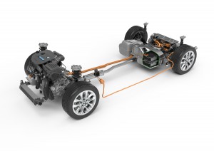 Beim BMW 225xe arbeitet der Benzinmotor vorne und der E-Motor an der Hinterachse. So entsteht bei Bedarf ein elektrischer Allradantrieb. (Werksfoto)