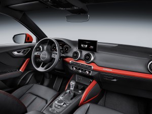 Sportwagen-Feeling: Der Audi Q2 bietet einen bequemen Einstieg und zugleich aber eine sportliche Sitzposition für Fahrer und Beifahrer. (Werksfoto)