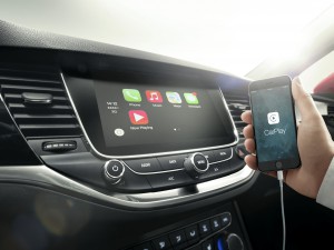 Voll vernetzt: Die neue Generation des IntelliLink-Infotainment-Systems – kompatibel mit Android Auto und Apple CarPlay – feiert im neuen Opel Astra Premiere. (Werksfoto)