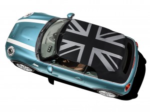 Flagge zeigen: Die Stoffmütze des neuen MINI Cabrio gibt es auch als MINI Yours Verdeck mit eingewebter Union Jack Grafik. (Werksfoto)