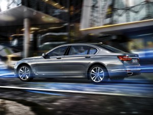 Luxus auf Sparflamme: Die Plug-in-Hybrid-Version des neuen BMW 7er begnügt sich mit einem Kraftstoffverbrauch von 2,1 Litern je 100 Kilometer. (Werksfoto)