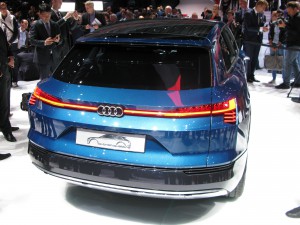 Audi e-tron quattro – Heckansicht: Das durchgehende Leuchtenband ist neu bei Audi. (Werksfoto)