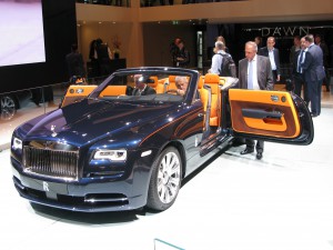 Rolls-Royce Dawn: Super-Luxus-Cabrio für rund 300.000 Euro. Mit den grellen Farben und der poppigen Präsentation in Frankfurt zielt RR auf eine besonders junge und lifestylige Zielgruppe. (Werksfoto)