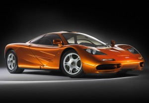 In den 1990er Jahren war der McLaren F1 das ultimative Auto: Eine Motorleistung von anfangs 627 PS und später bis zu 680 PS trifft auf weniger als 1.140 kg Leergewicht. 