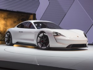 Zukunftsstudie Porsche Mission E: Wunder aus Zuffenhausen, ein reines Elektroauto für etwa 2020 und gleichzeitig ein Signal für den Eintritt in das Mittelklasse-Limousinen-Segment unterhalb des Panamera. (Werksfoto)